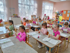 Конструирование из бумаги в подготовительной группе «Лягушки - попрыгушки» Конструирование из бумаги в подготовительной группе «Лягушки - попрыгушки».